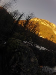 La neige reste accrochée dans les ubacs.